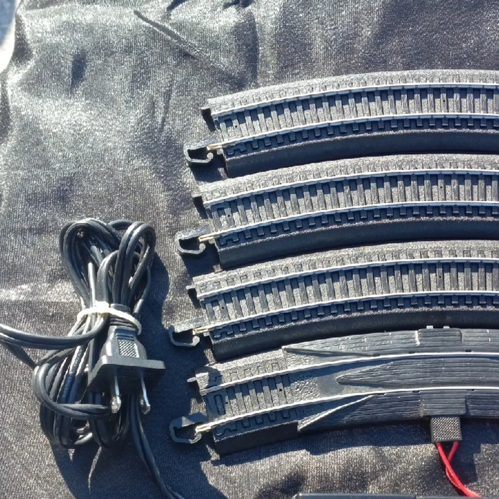 Final Price! HO Scale Train Track Set with Black Tracks and Red Controller - Picture 5 of 6